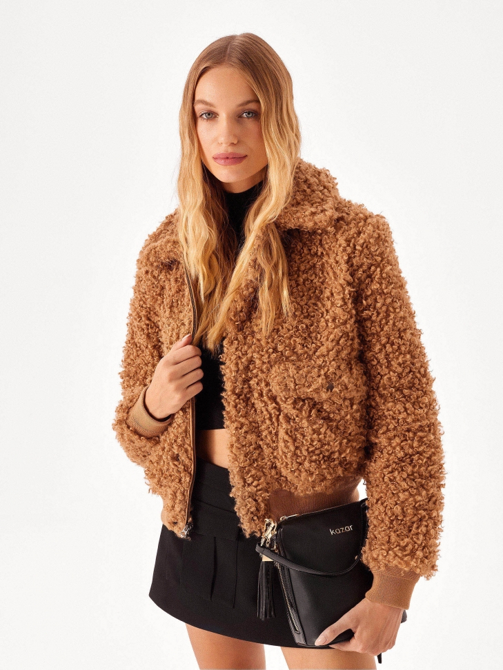 Czarna listonoszka na ramię z dwóch rodzajów skór