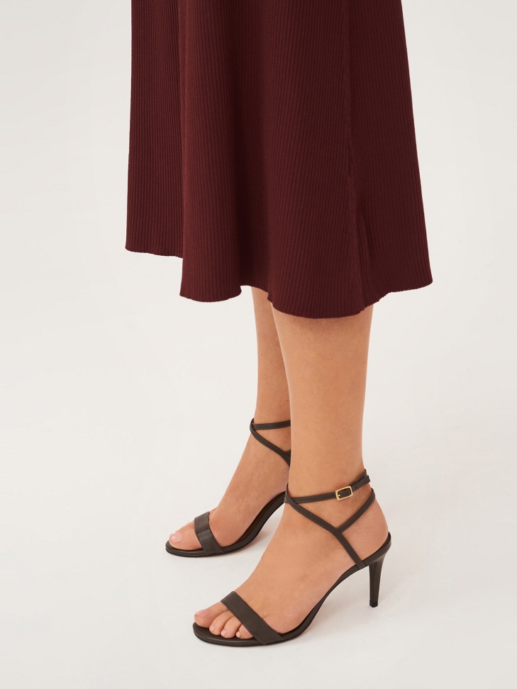 Minimalistyczne brązowe sandały zapinane wokół kostki