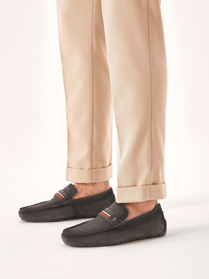 Mokasyny z zamszu na komfortowej podeszwie z ozdobnym paskiem