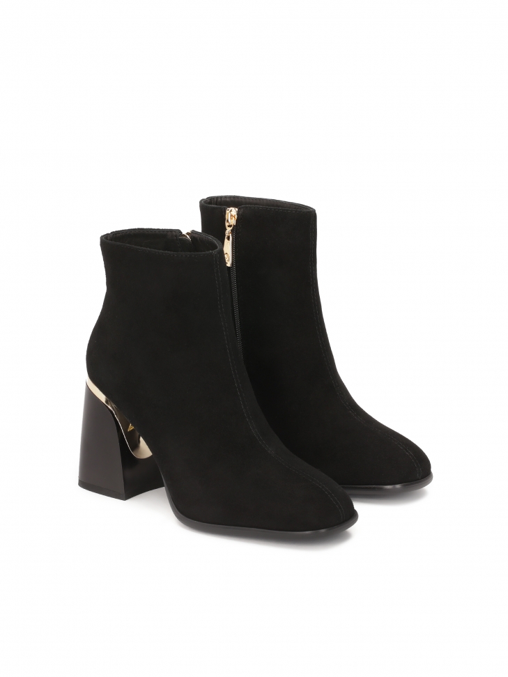 Zamszowe botki na zdobionym obcasie