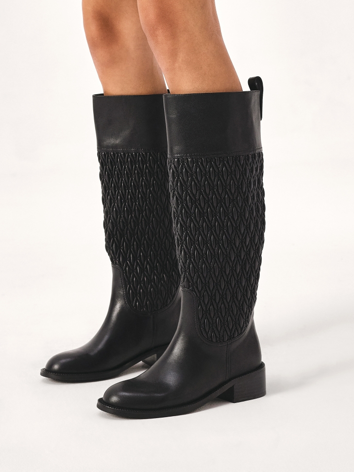 Wsuwane kozaki z oryginalnie marszczoną cholewką