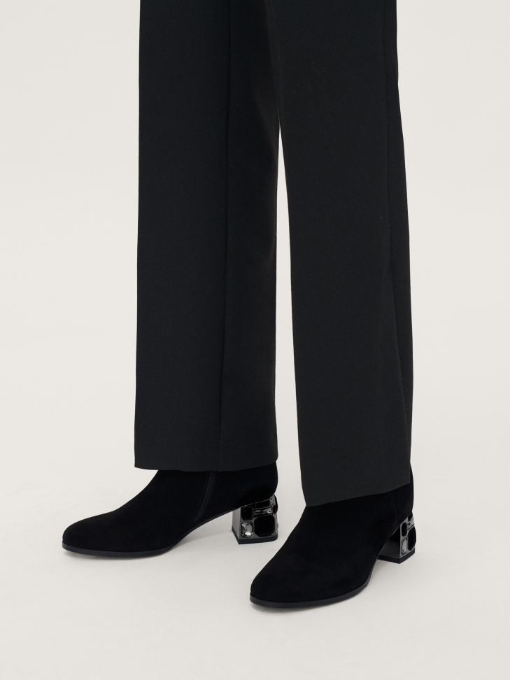 Zamszowe botki na słupku ozdobionym dużymi cyrkoniami