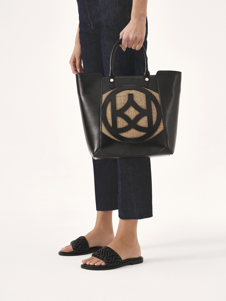 Czarna skórzana torebka z ażurowym monogramem