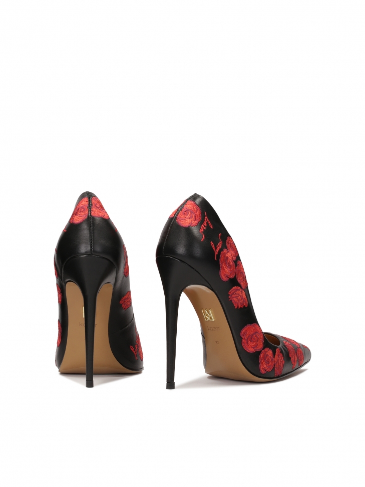 Eleganckie czarne szpilki w czerwone kwiaty