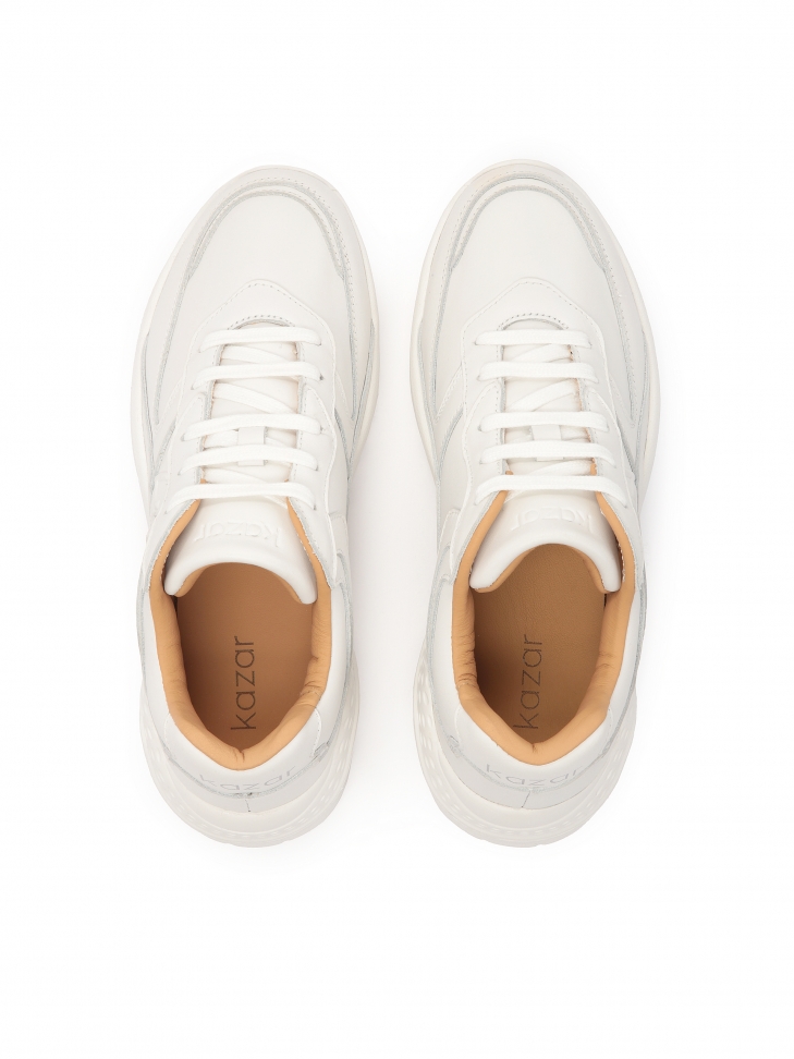 Białe skórzane sneakersy na grubej podeszwie