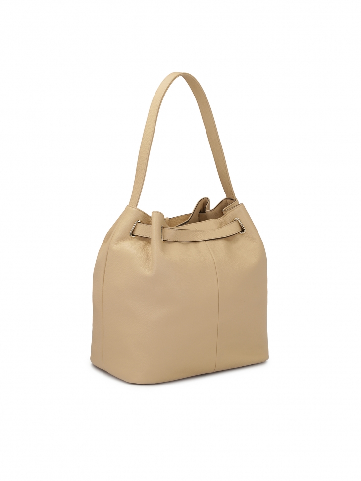 Beżowa torebka w kształcie worka
