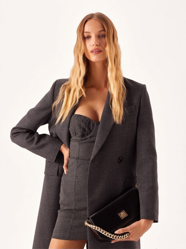 Czarna zaoąglona torebka z łańcuchem na ramię