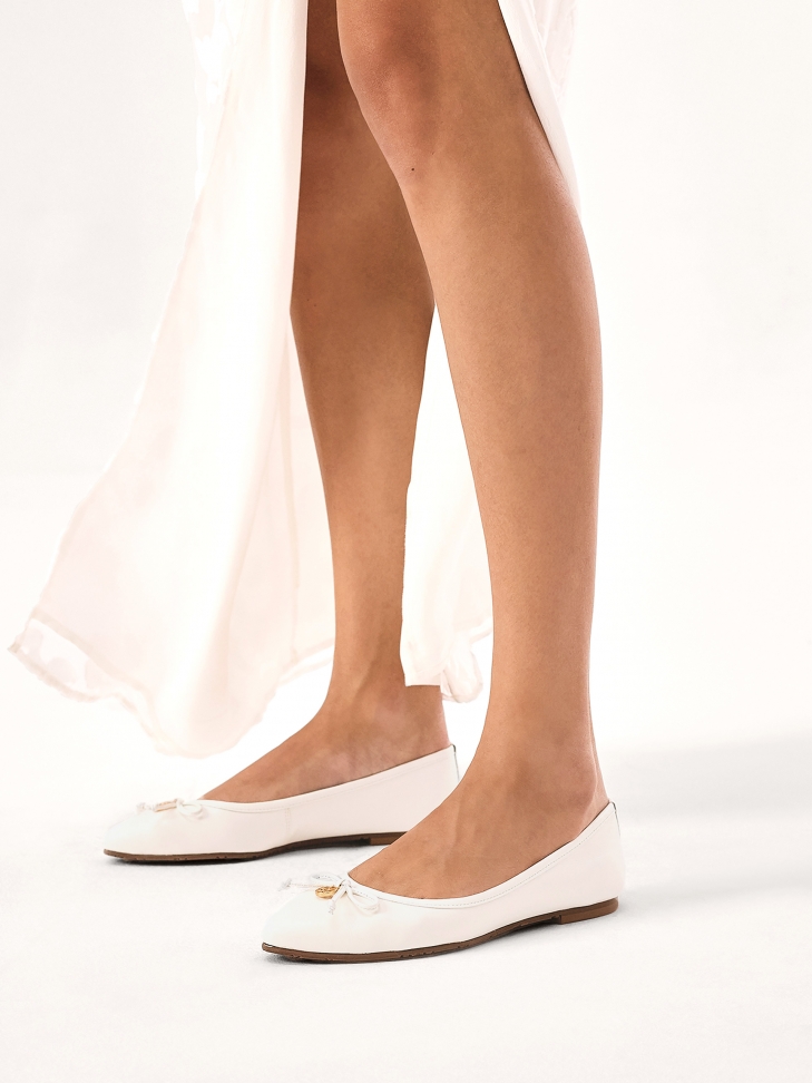 Białe skórzane baleriny z zawieszką