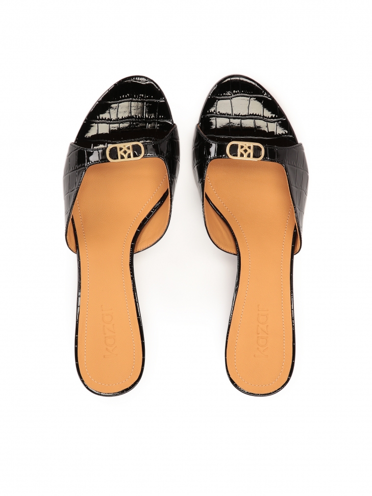 Czarne klapki na obcasie wykonane z tłoczonej lakierowanej skóry
