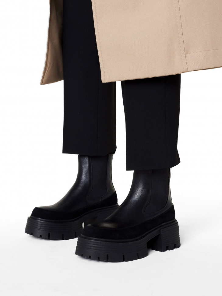 Czarne botki chelsea na podwyższonej podeszwie z tłoczeniem