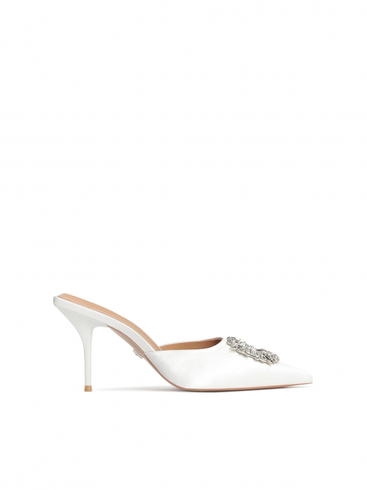 Białe klapki ślubne z kwadratową piętą i dużą ozdobą