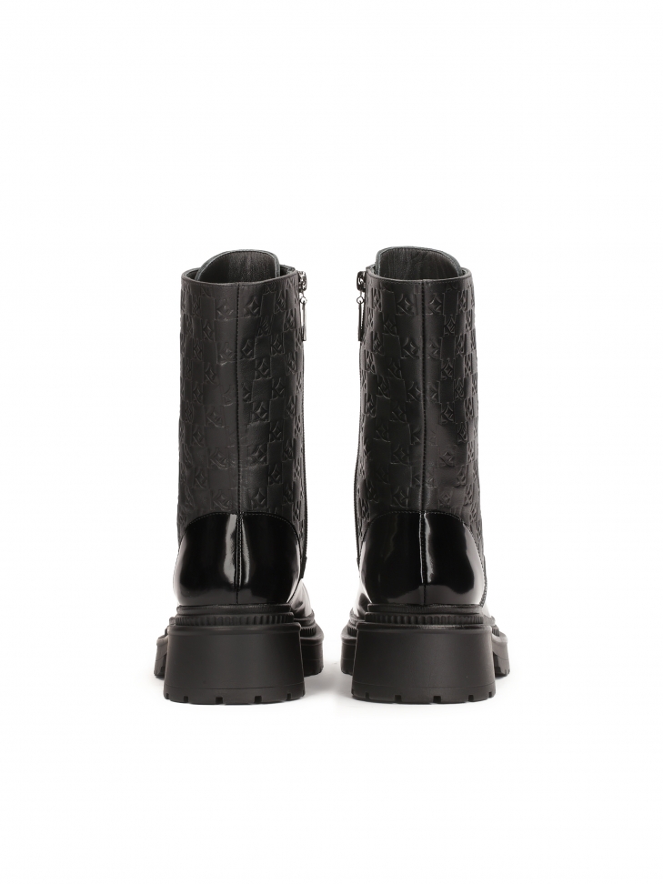 Czarne trzewiki z tłoczonym wzorem na skórze