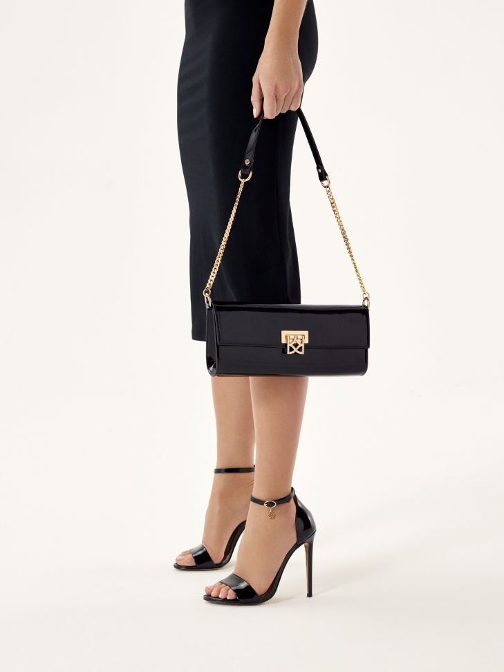 Czarne lakierowane sandały na smukłym obcasie