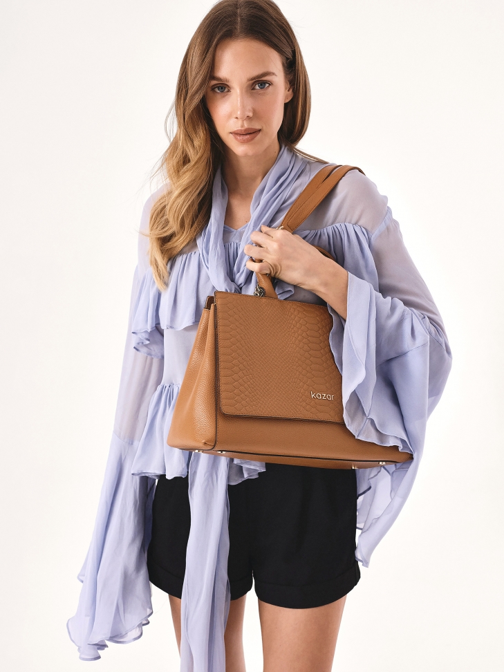 Jasnobrązowy kuferek z tłoczoną klapą