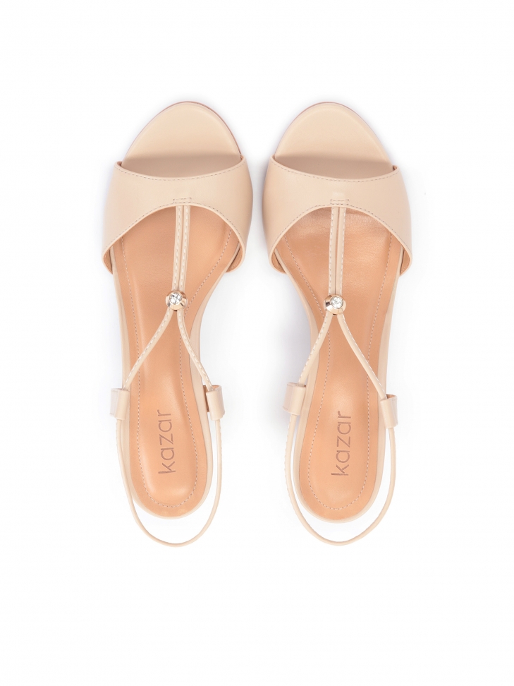 Beżowe skórzane sandały z metalowym stoperem