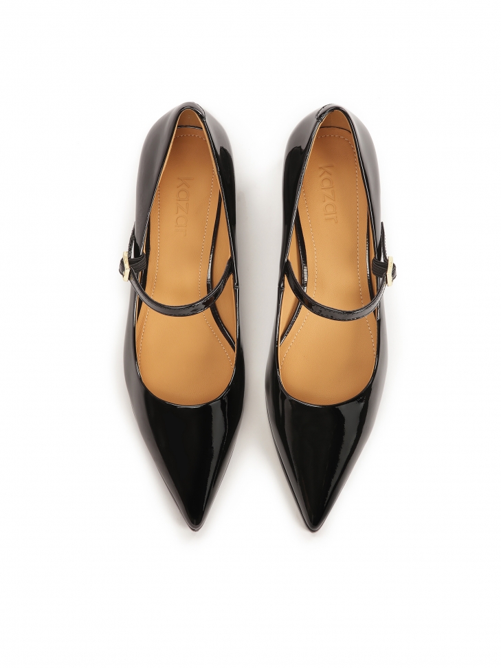 Lakierowane czółenka z paskiem na niskim obcasie