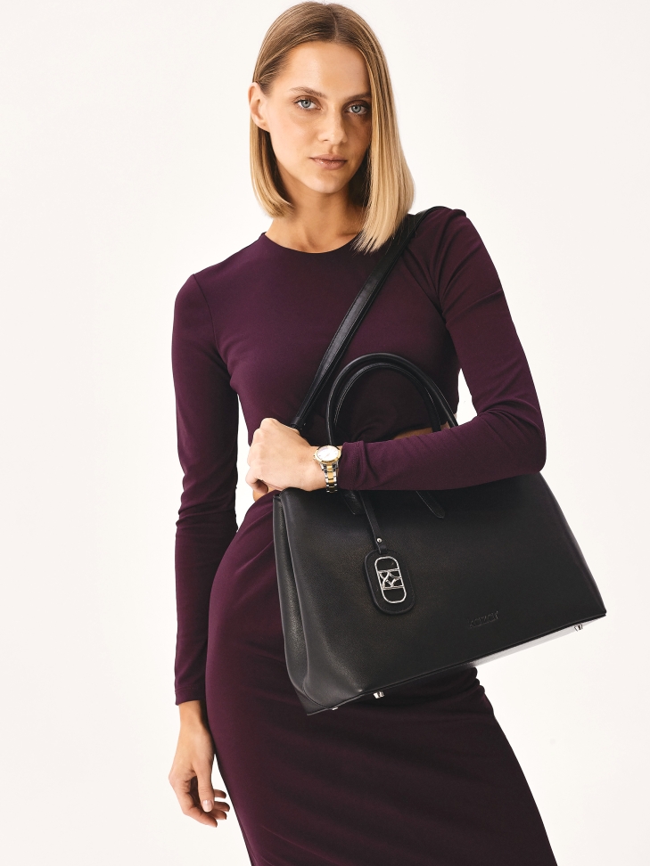 Czarna skórzana torebka w stylu minimal