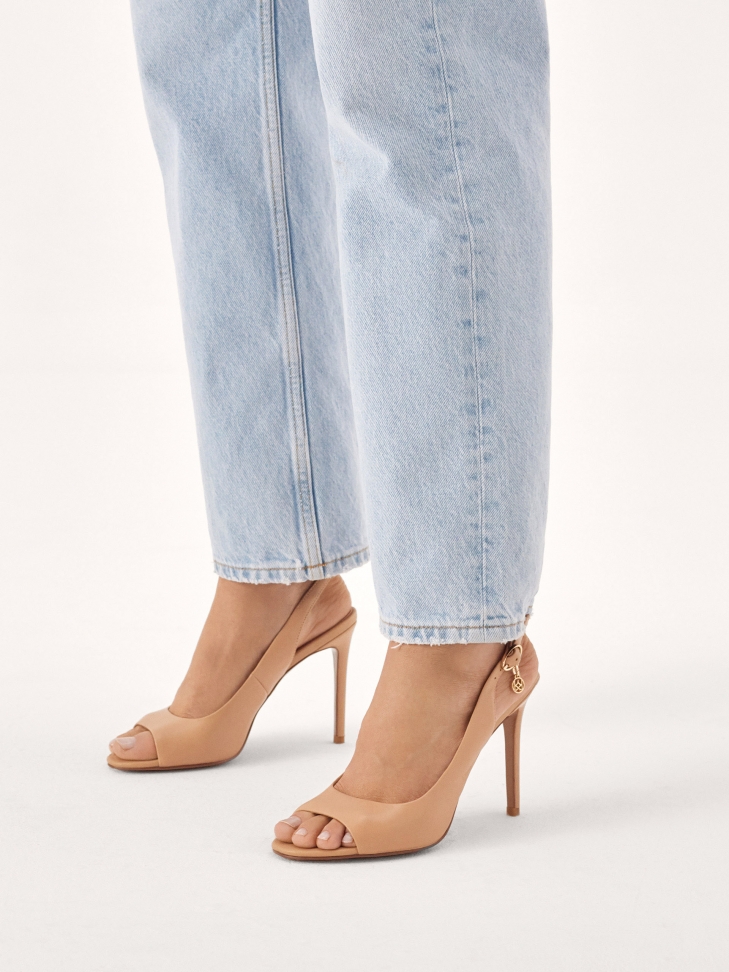 Skórzane sandały na obcasie z zaytymi bokami