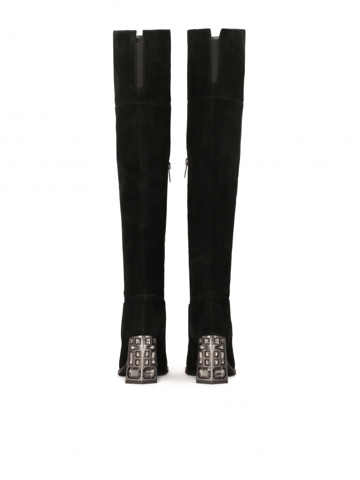 Zamszowe muszkieterki na zdobionym obcasie