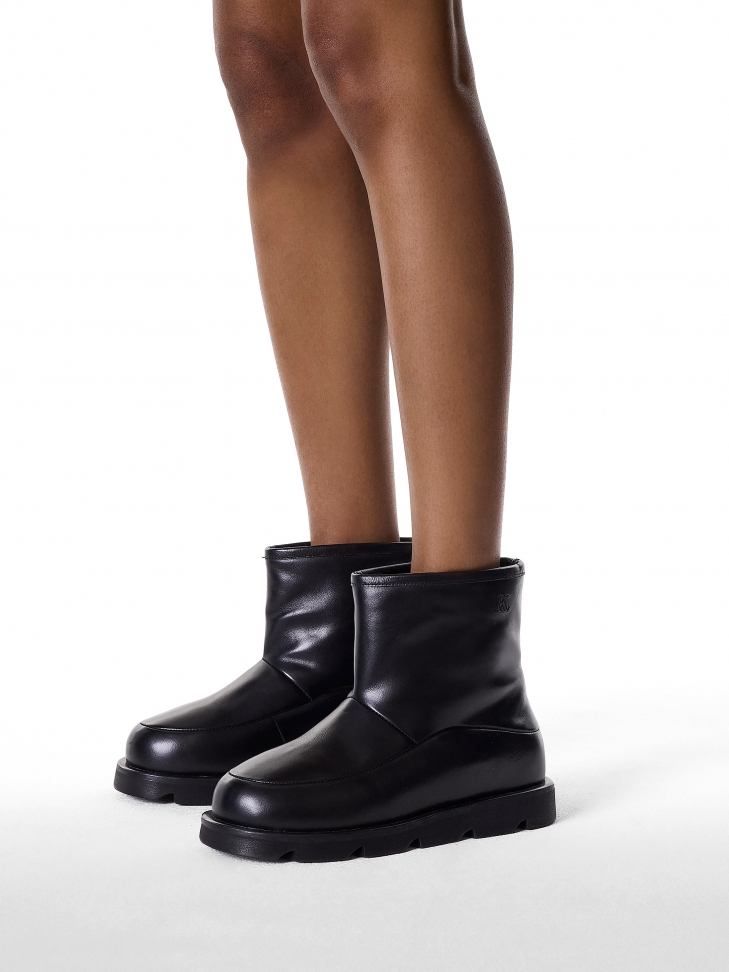 Minimalistyczne czarne śniegowce z ociepleniem