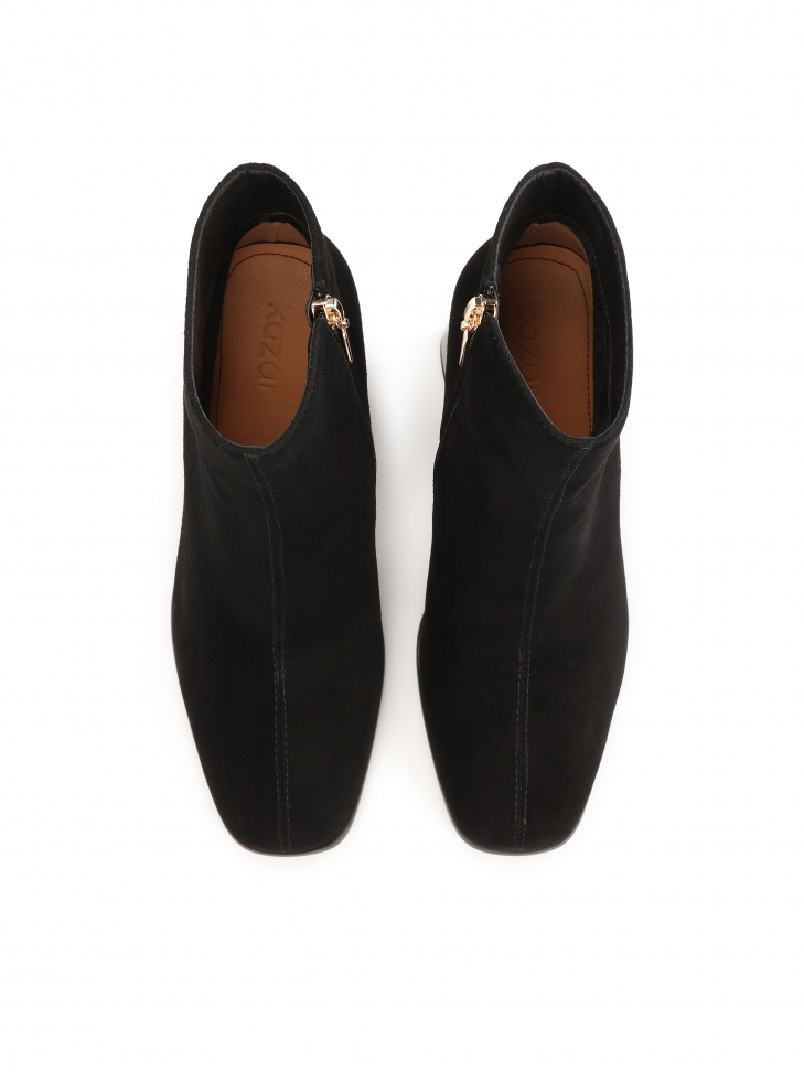 Zamszowe botki na zdobionym obcasie