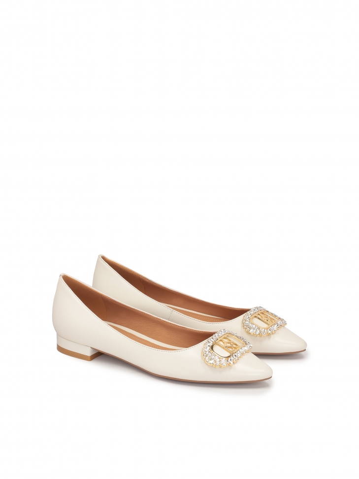 Płaskie czółenka ślubne z biżuteryjną ozdobą