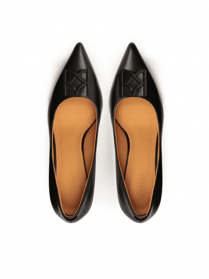 Czarne szpilki z modną ozdobą na nosku