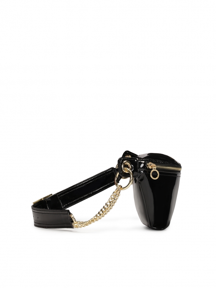 Lakierowana torebka typu nerka