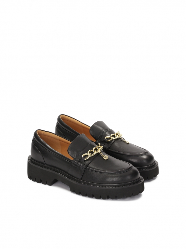 Czarne półbuty wsuwane z łańcuchem z przywieszką