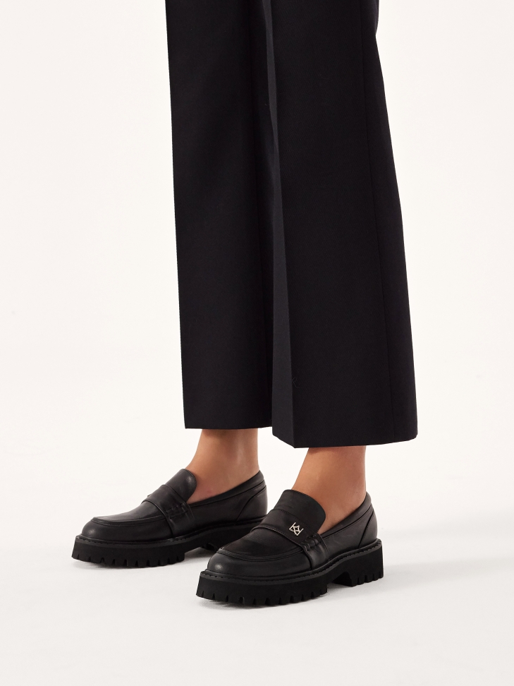 Czarne półbuty na podeszwie z bieżnikiem