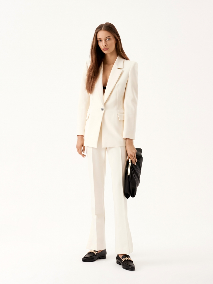 Czarne półbuty ozdobione łańcuchem