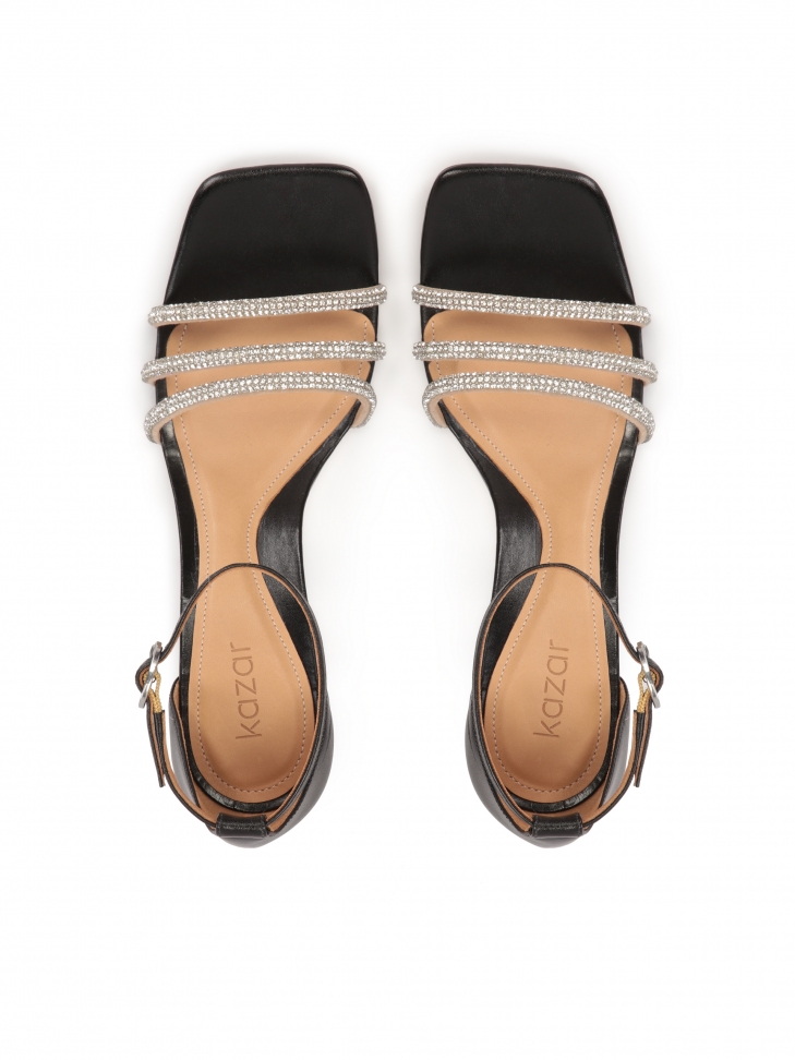 Skórzane sandały na obcasie z błyszczącymi paskami