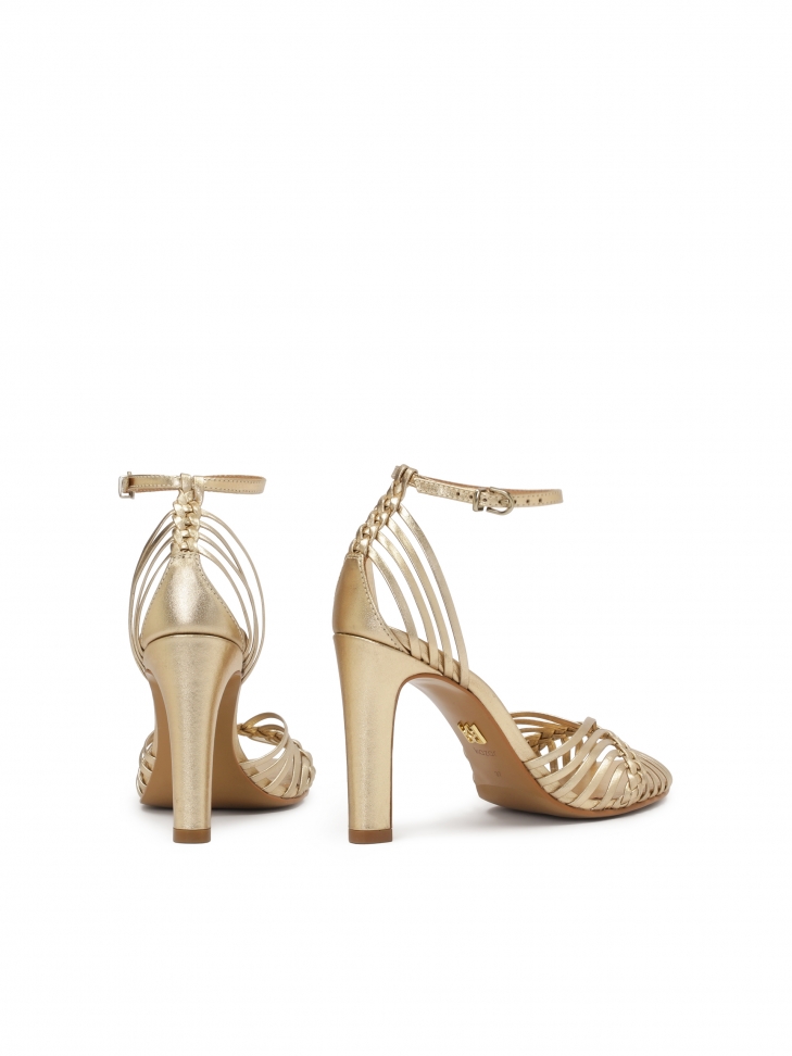 Złote sandały z przeplatanymi paskami