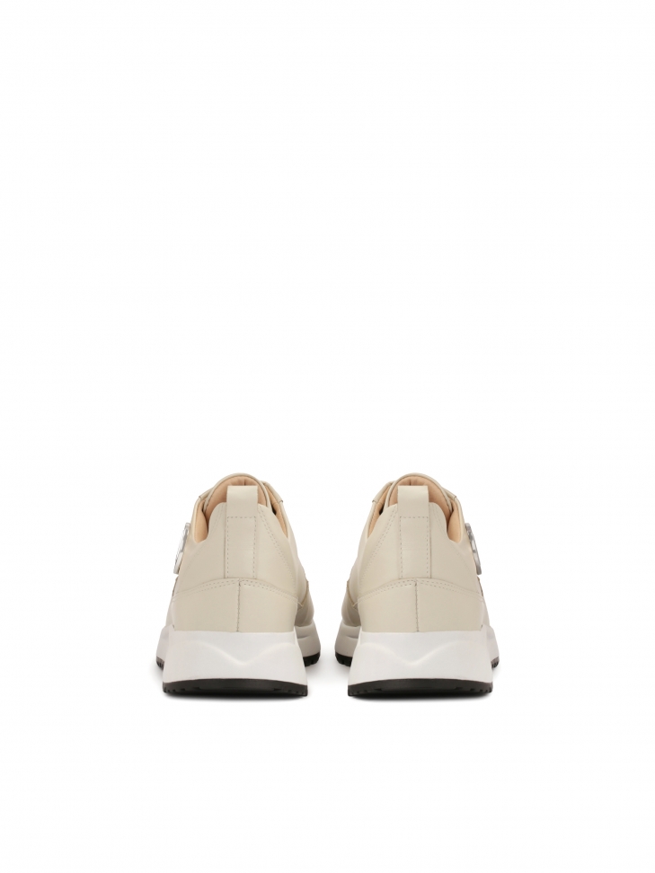 Komfortowe sneakersy ozdobione srebrnym monogramem