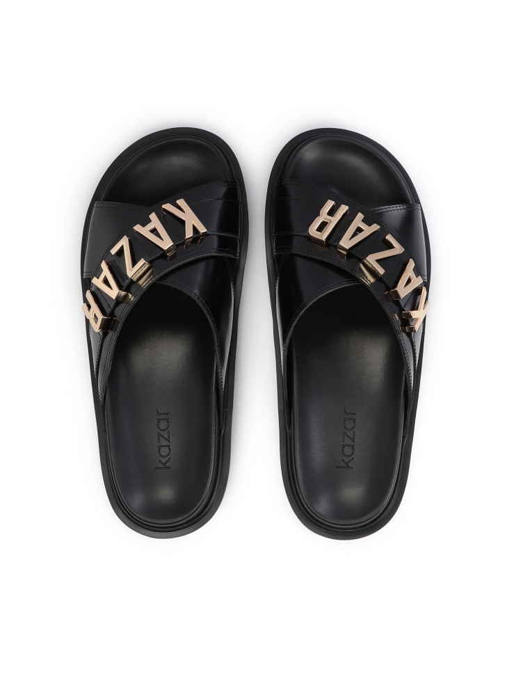 Czarne skórzane klapki z metalowym napisem