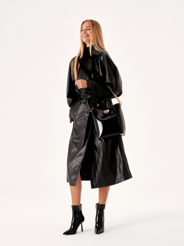 Lakierowana torebka z łańcuszkiem i zawiasowym zapięciem