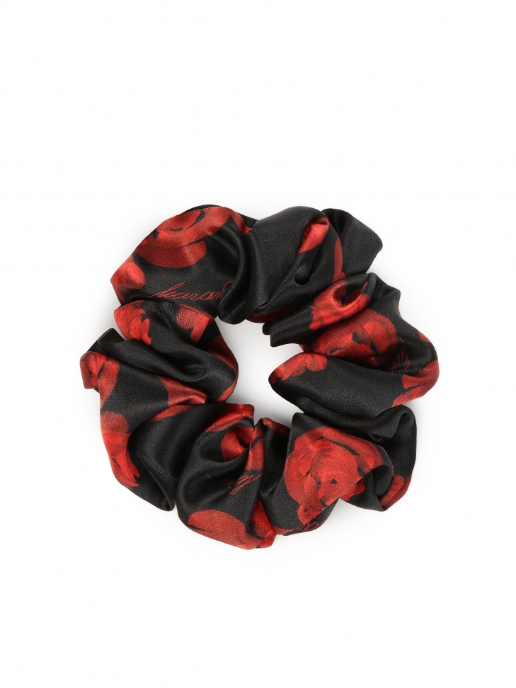 Satynowe czarne scrunchie w czerwone róże