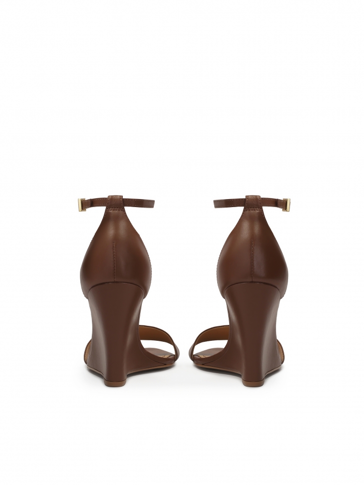 Brązowe skórzane sandały z koturnem