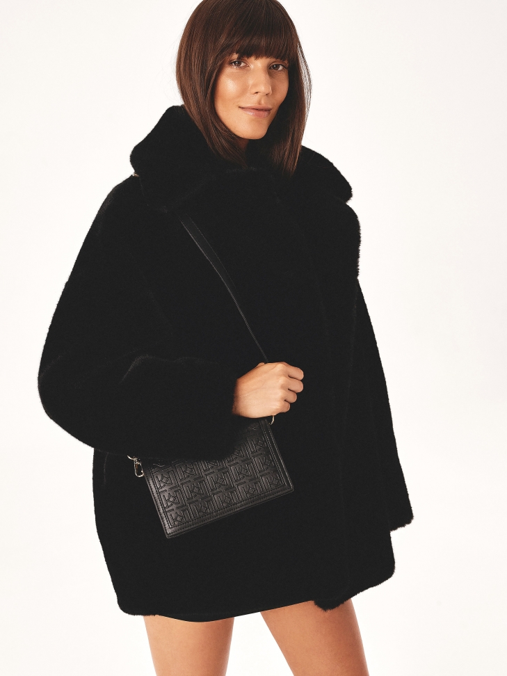 Czarna torebka w monogramy z paskiem i łańcuszkiem