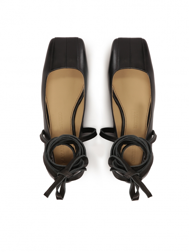 Czarne czółenka na płaskiej podeszwie z kwadratowym noskiem