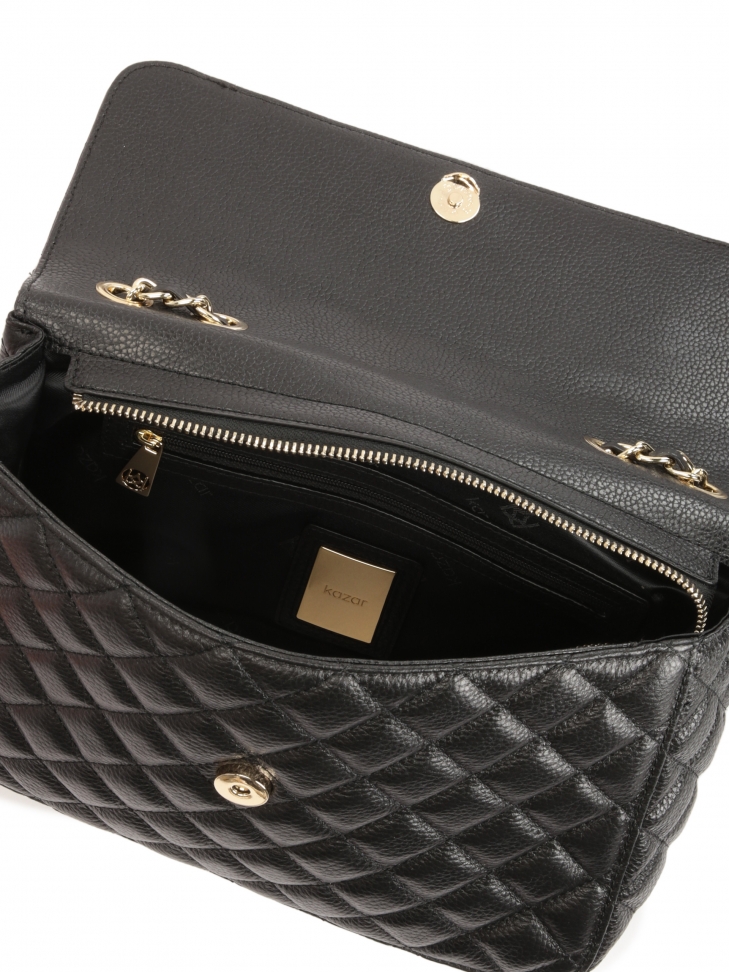 Pikowana torebka zdobiona łańcuchem z zawieszkami