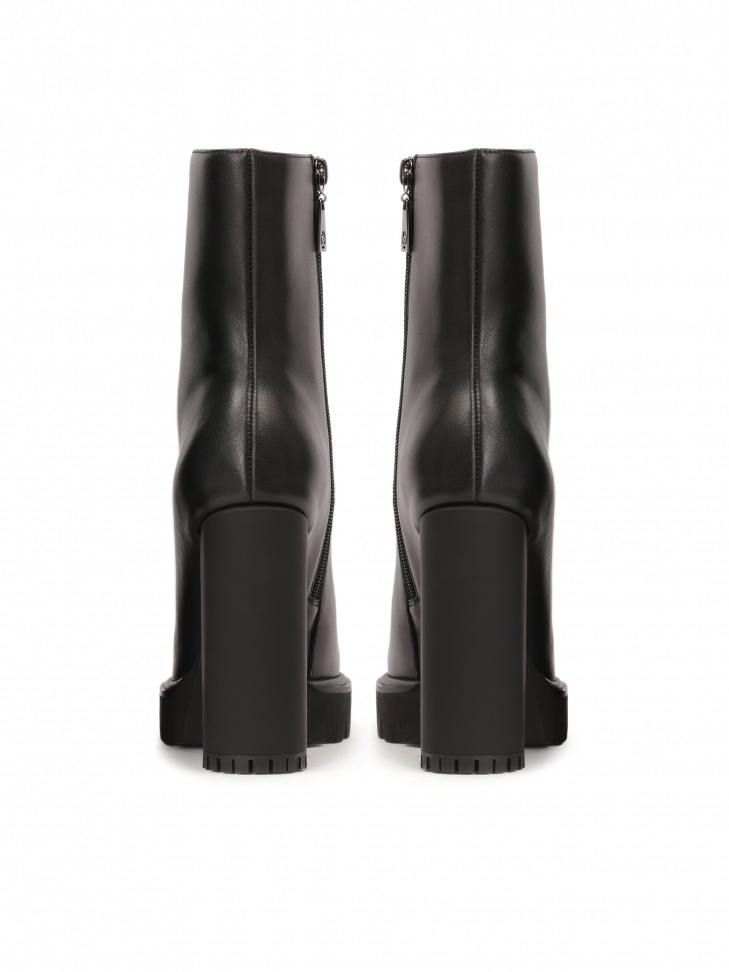 Minimalistyczne czarne botki na wysokim obcasie i platformie