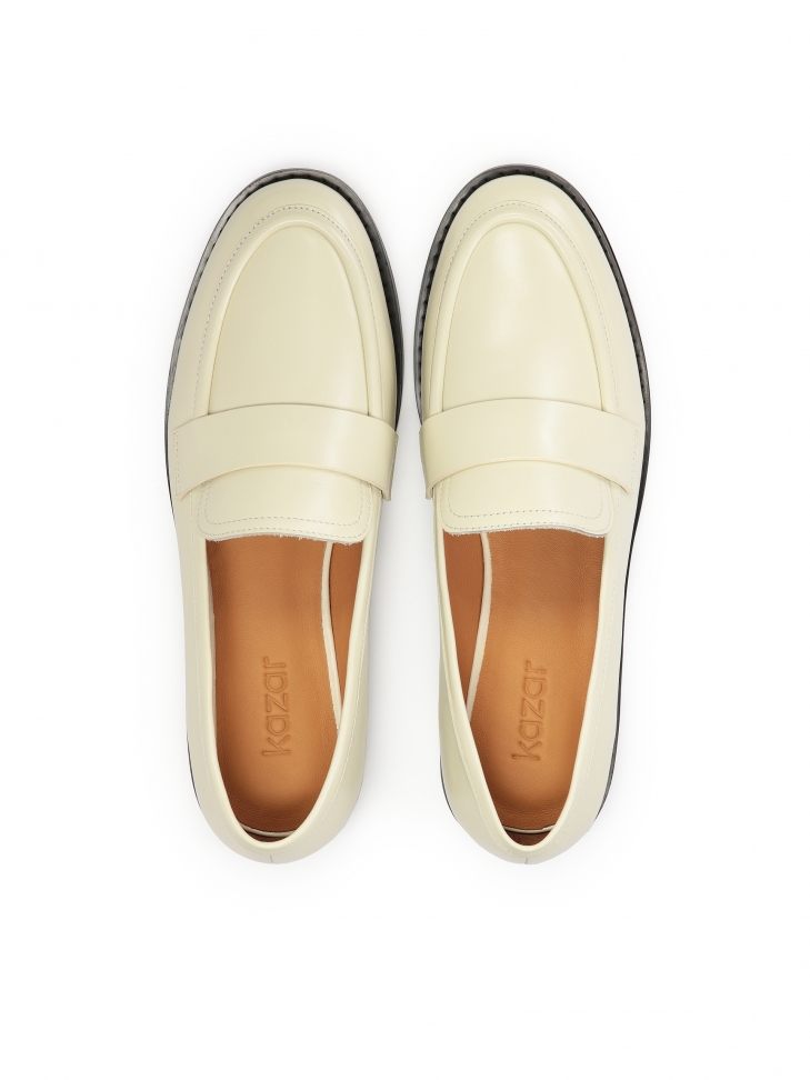 Białe loafersy z czarną podeszwą