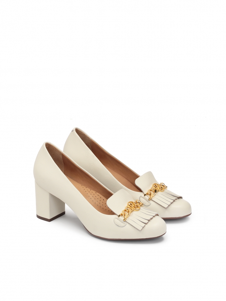 Czółenka na wygodnym obcasie ozdobione frędzlami