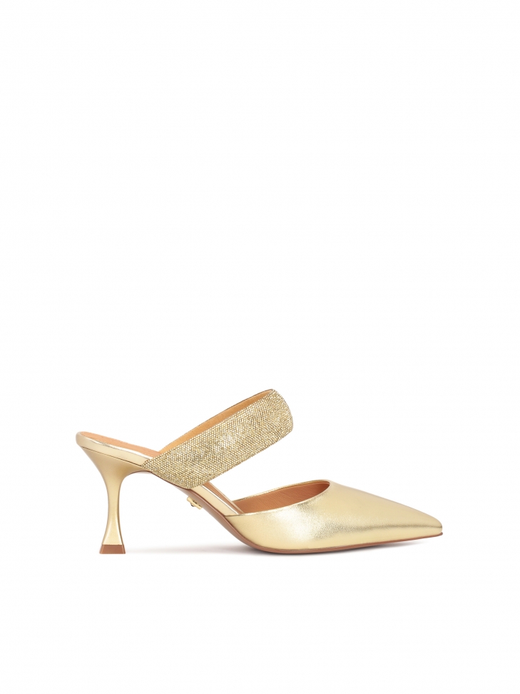 Złote skórzane klapki z błyszczącym paskiem