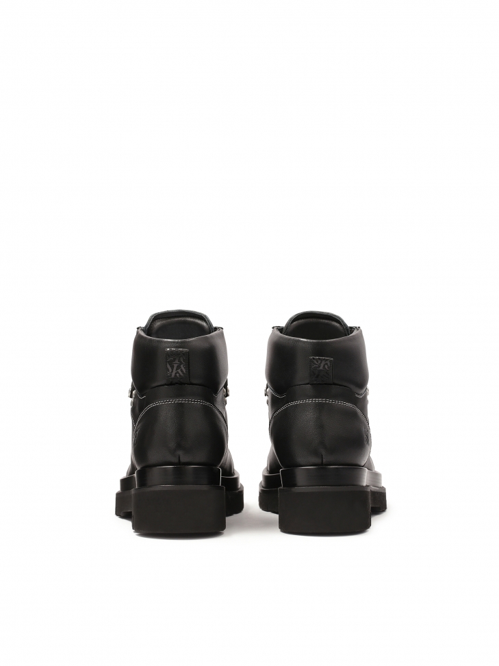 Sznurowane trzewiki typu trapery