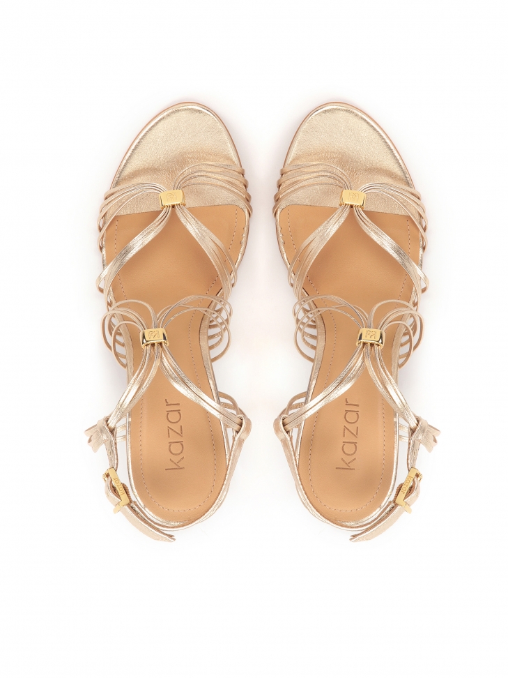 Złote sandały na szpilce z cienkimi paseczkami