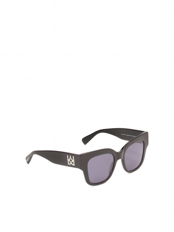 Czarne okulary przeciwsłoneczne z monogramami