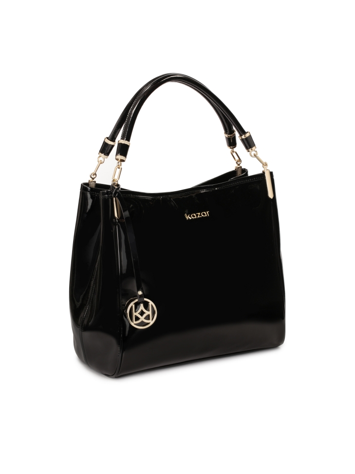 Lakierowana torebka na ramię z brelokiem