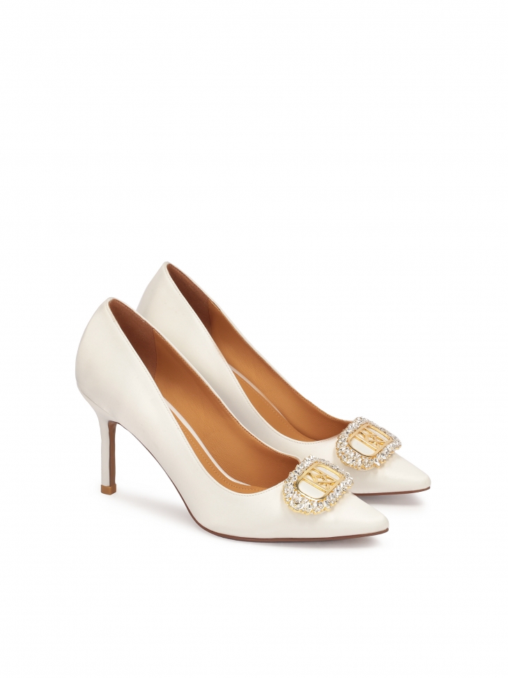 Białe czółenka ślubne z dużą biżuteryjną ozdobą